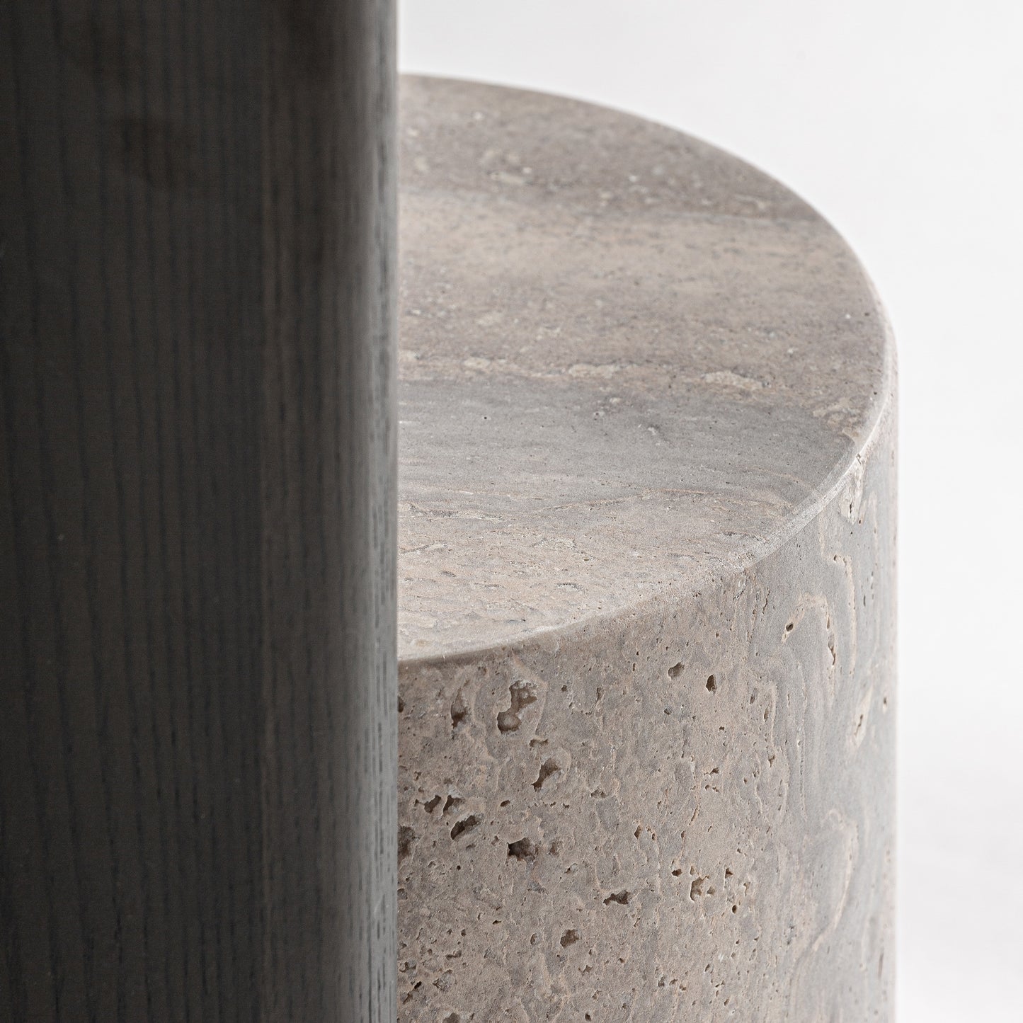 Mesa auxiliar en madera oscura con base a media altura en travertino