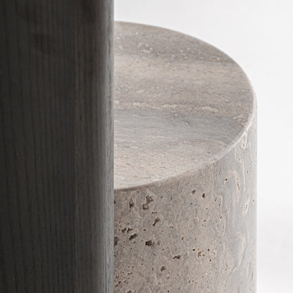 Mesa auxiliar en madera oscura con base a media altura en travertino
