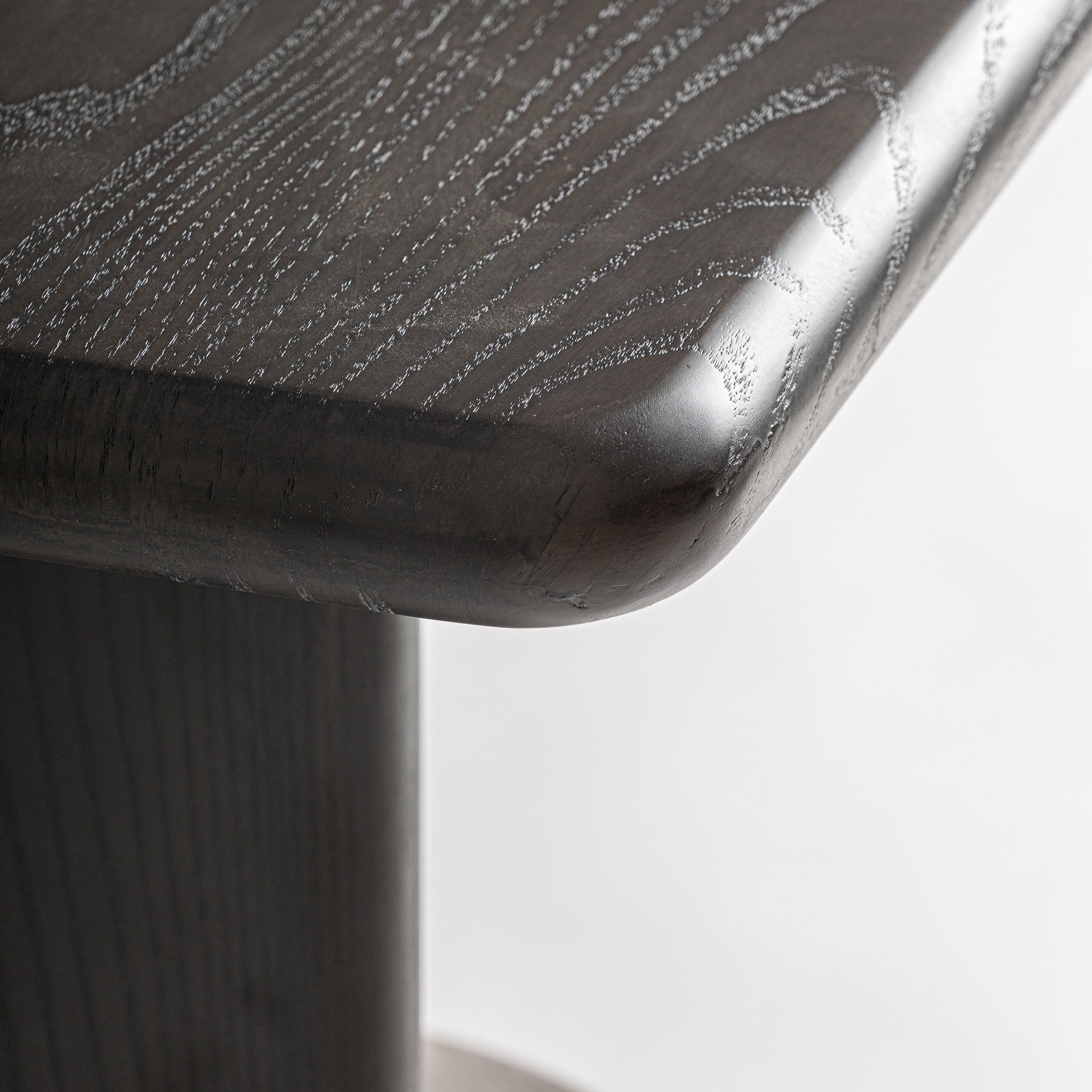 Mesa auxiliar en madera oscura con base a media altura en travertino