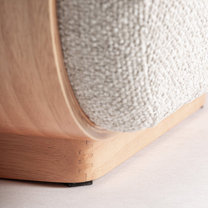 Reposapiés en tapizado y madera para sofá contemporáneo