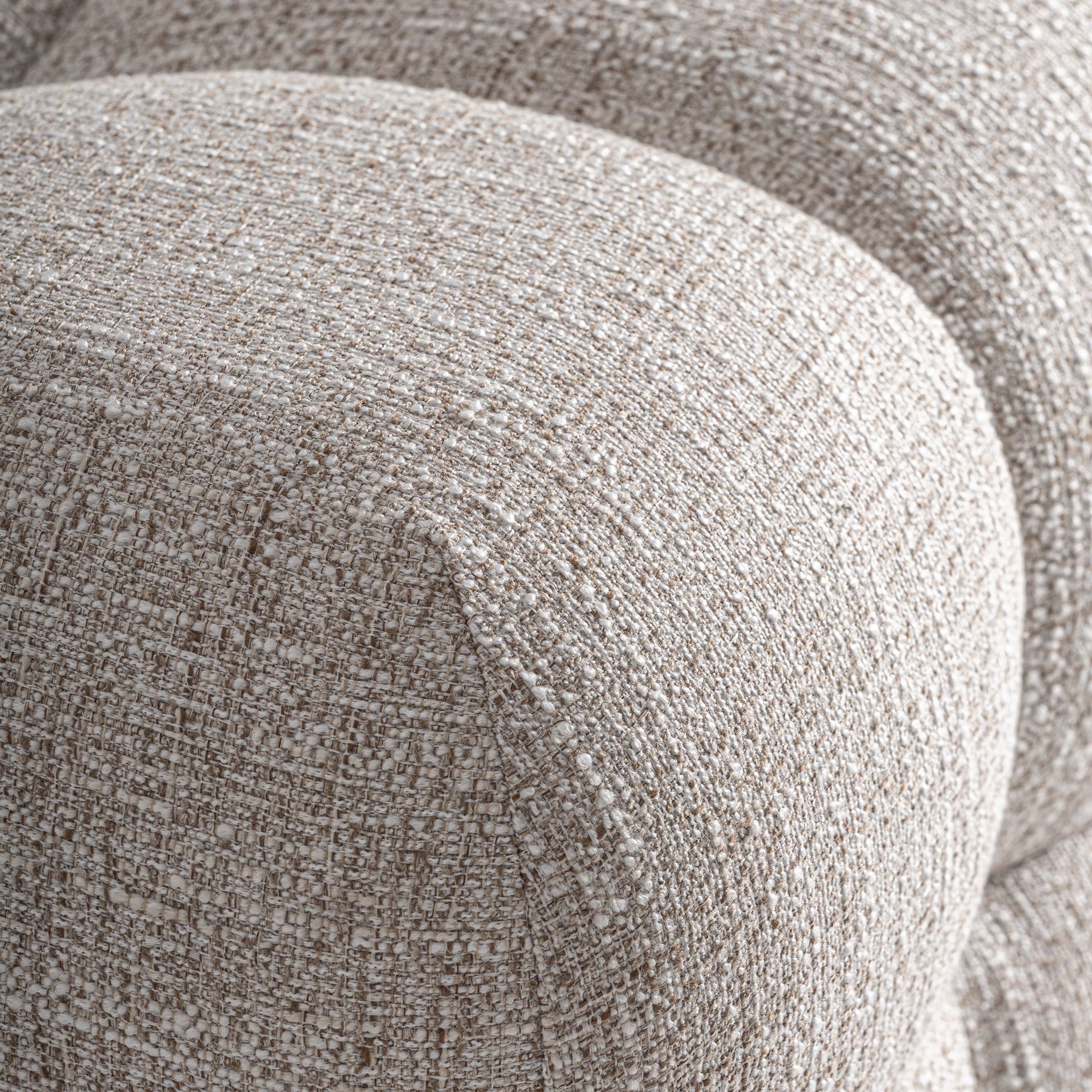 Reposapiés beige jaspeado a ras de suelo