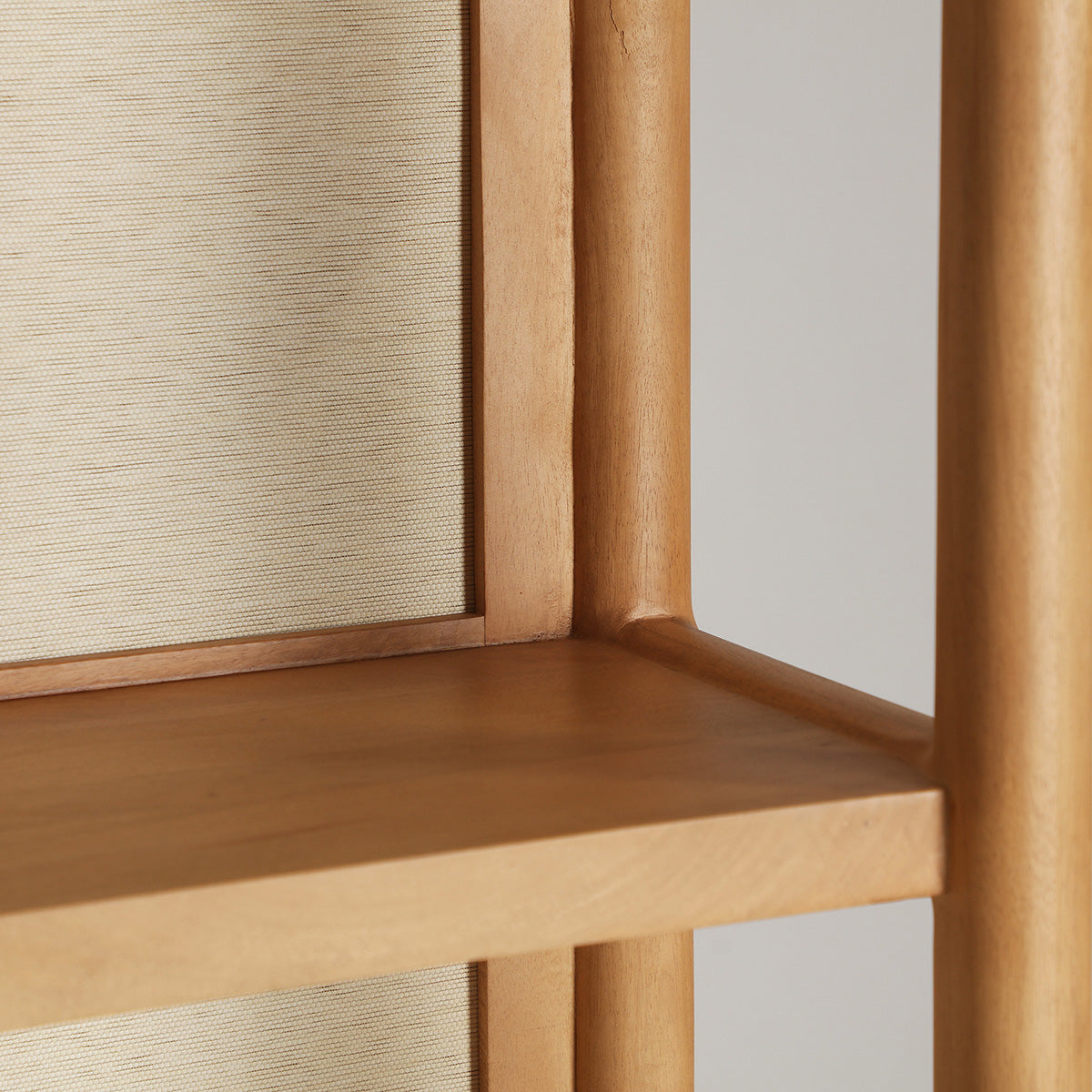 Estantería fabricada en madera de mango combinada con detalles en bambú beige.