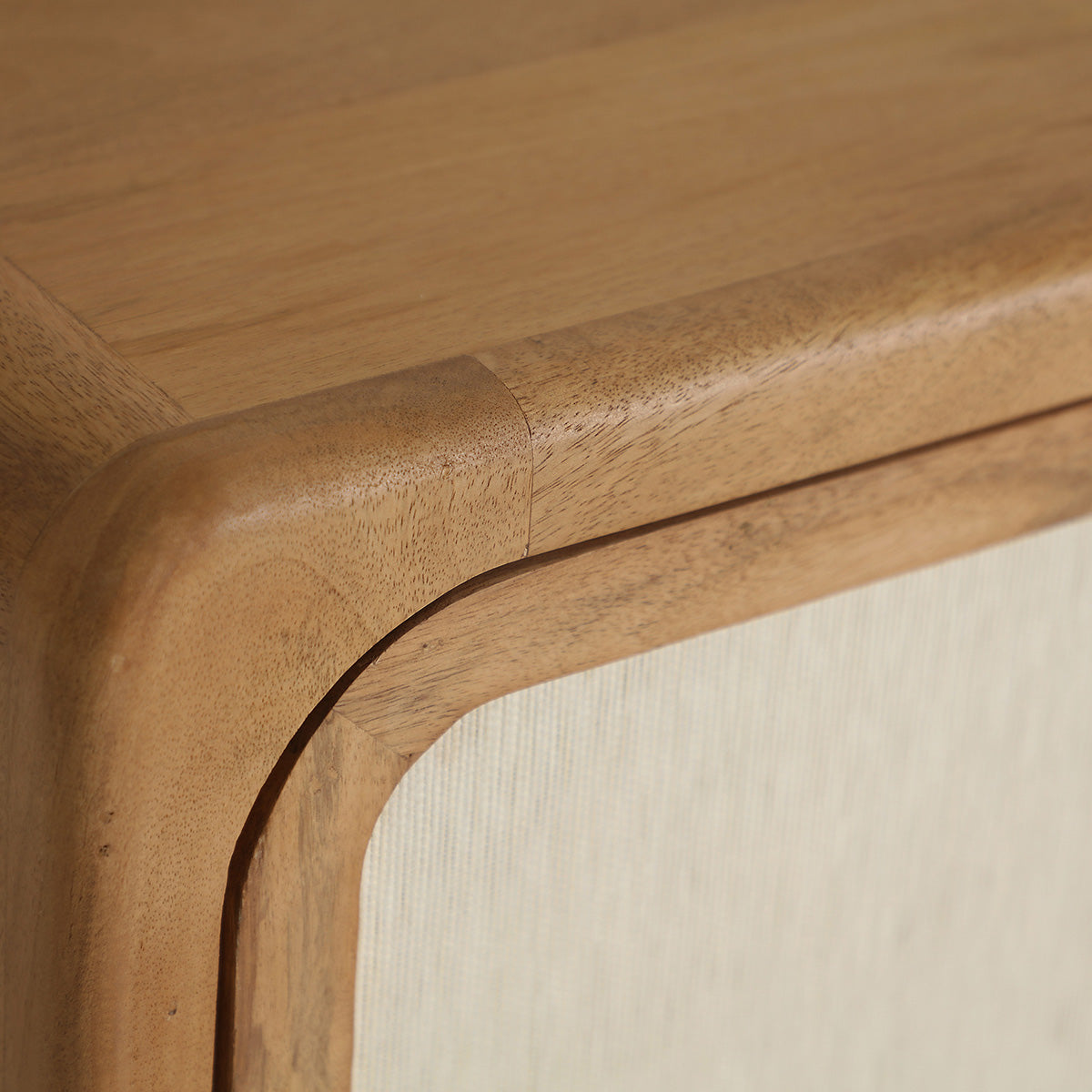 Mueble TV fabricado en madera de mango combinado con detalles en bambú beige.