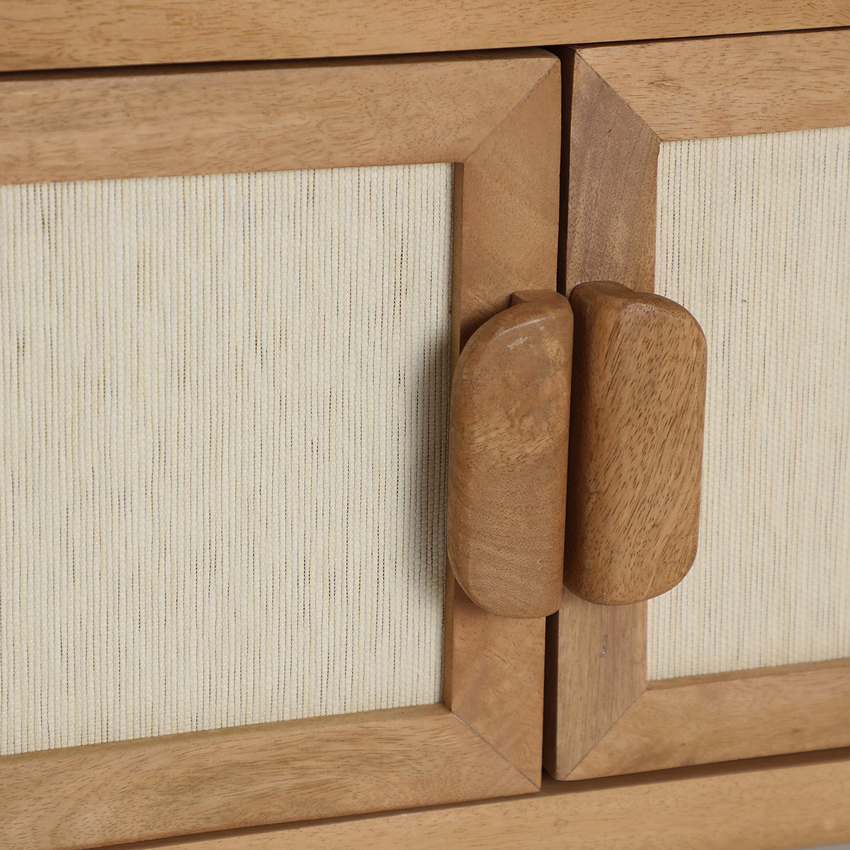 Mueble TV fabricado en madera de mango combinado con detalles en bambú beige.