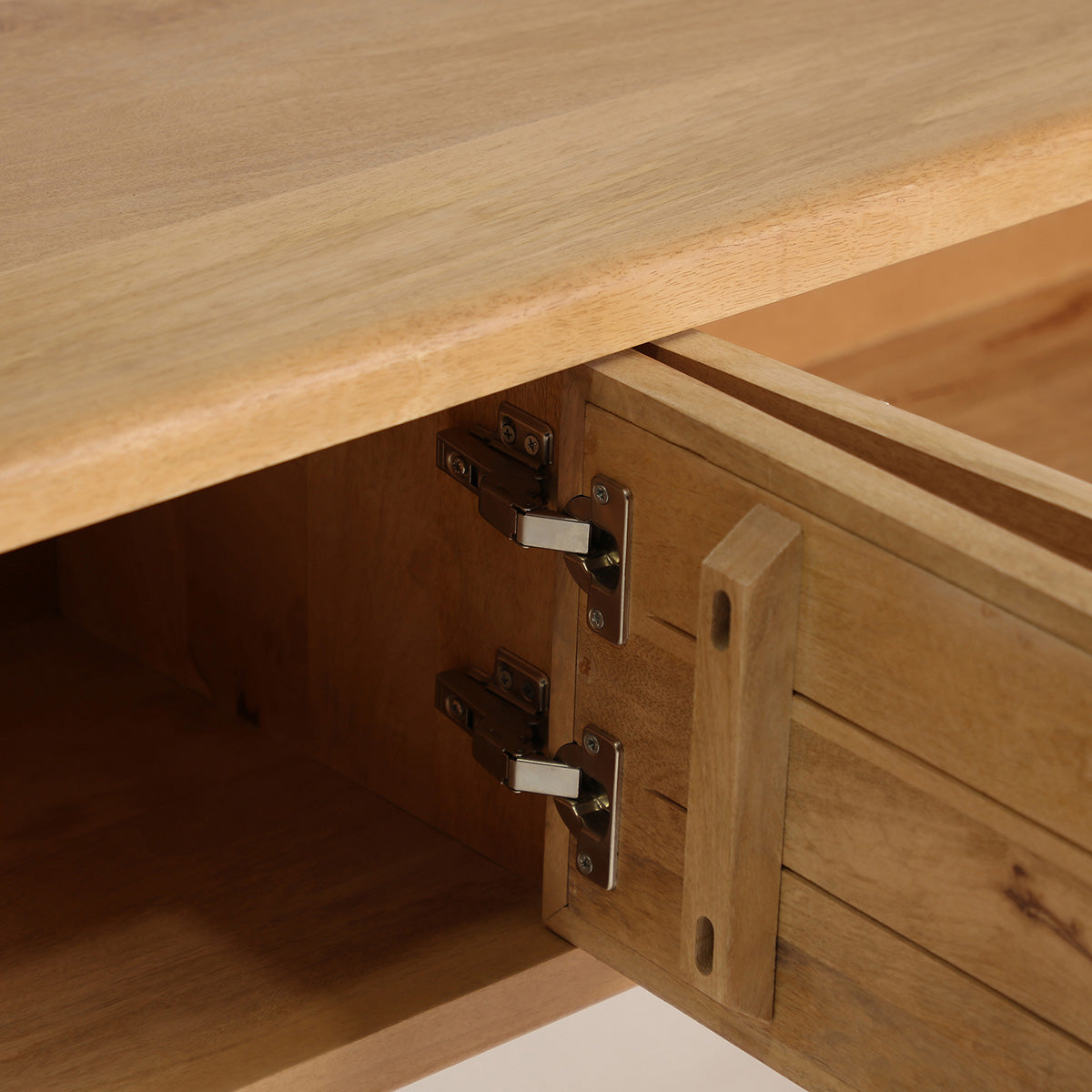 Mueble TV fabricado en madera de mango combinado con detalles en bambú beige.