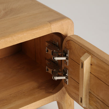 Mueble TV fabricado en madera de mango combinado con detalles en bambú beige.