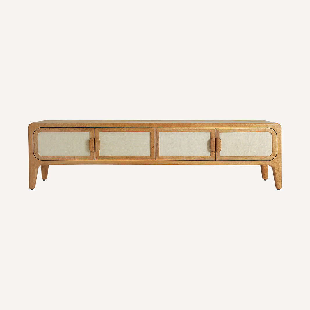Mueble TV fabricado en madera de mango combinado con detalles en bambú beige.