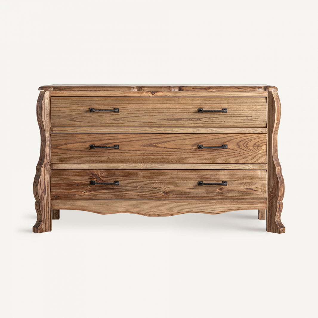 Cómoda marrón fabricada en madera de olmo y tiradores dorado oscuro.