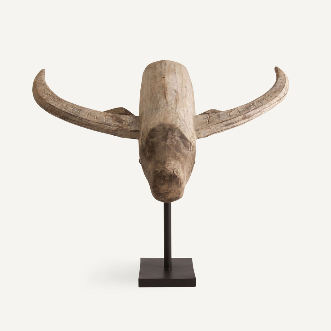 Escultura de toro en madera tallada