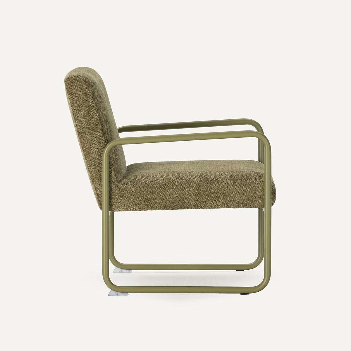 Sillón butaca tapizado de tela en color verde y estructura de metal.