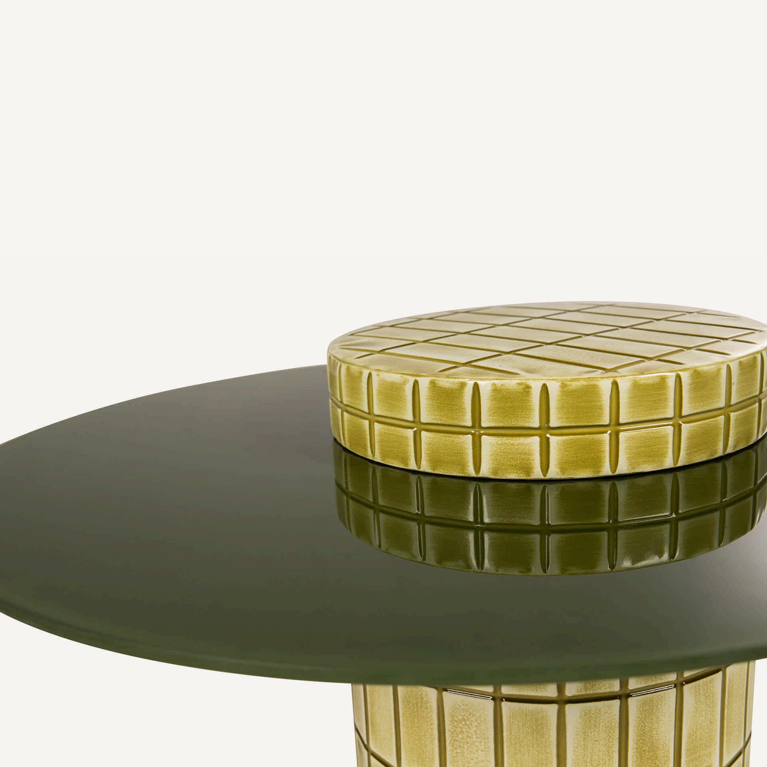 Mesa auxiliar ovalada Swim con tapa  cristal en verde musgo.
