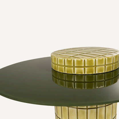 Mesa auxiliar ovalada Swim con tapa  cristal en verde musgo.