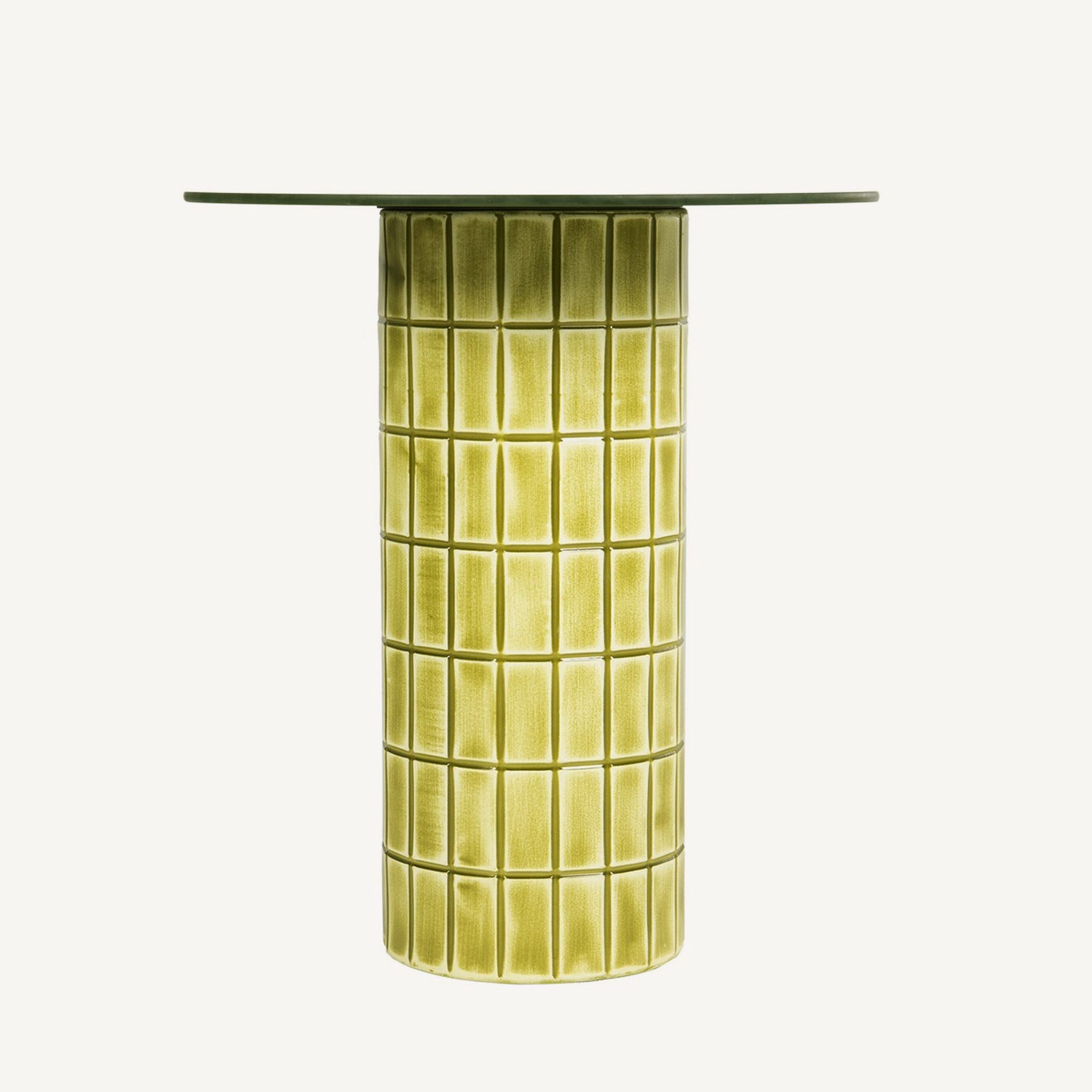 Mesa auxiliar circular en tonos verdes y amarillos vibrantes.