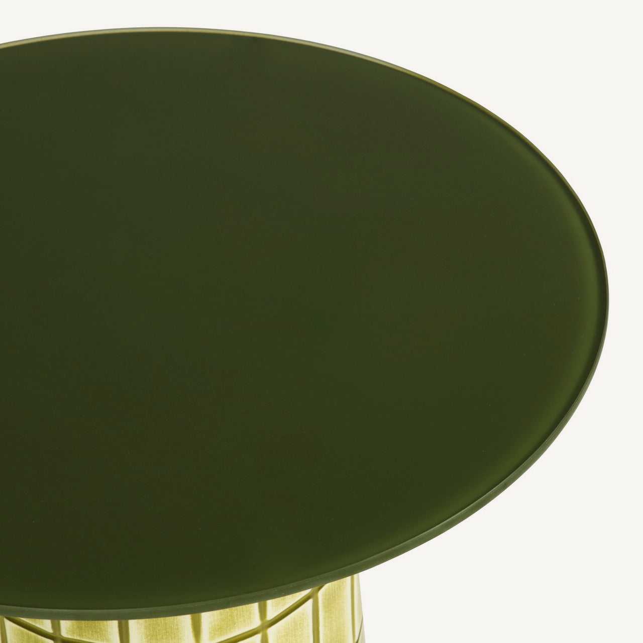 Mesa auxiliar circular en tonos verdes y amarillos vibrantes.