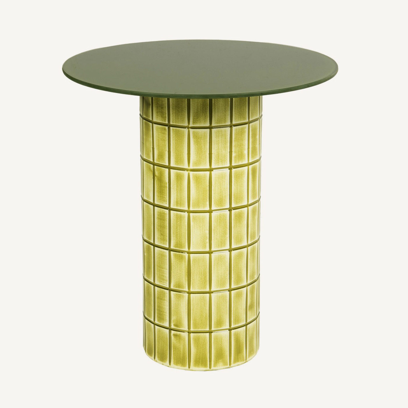 Mesa auxiliar circular en tonos verdes y amarillos vibrantes.