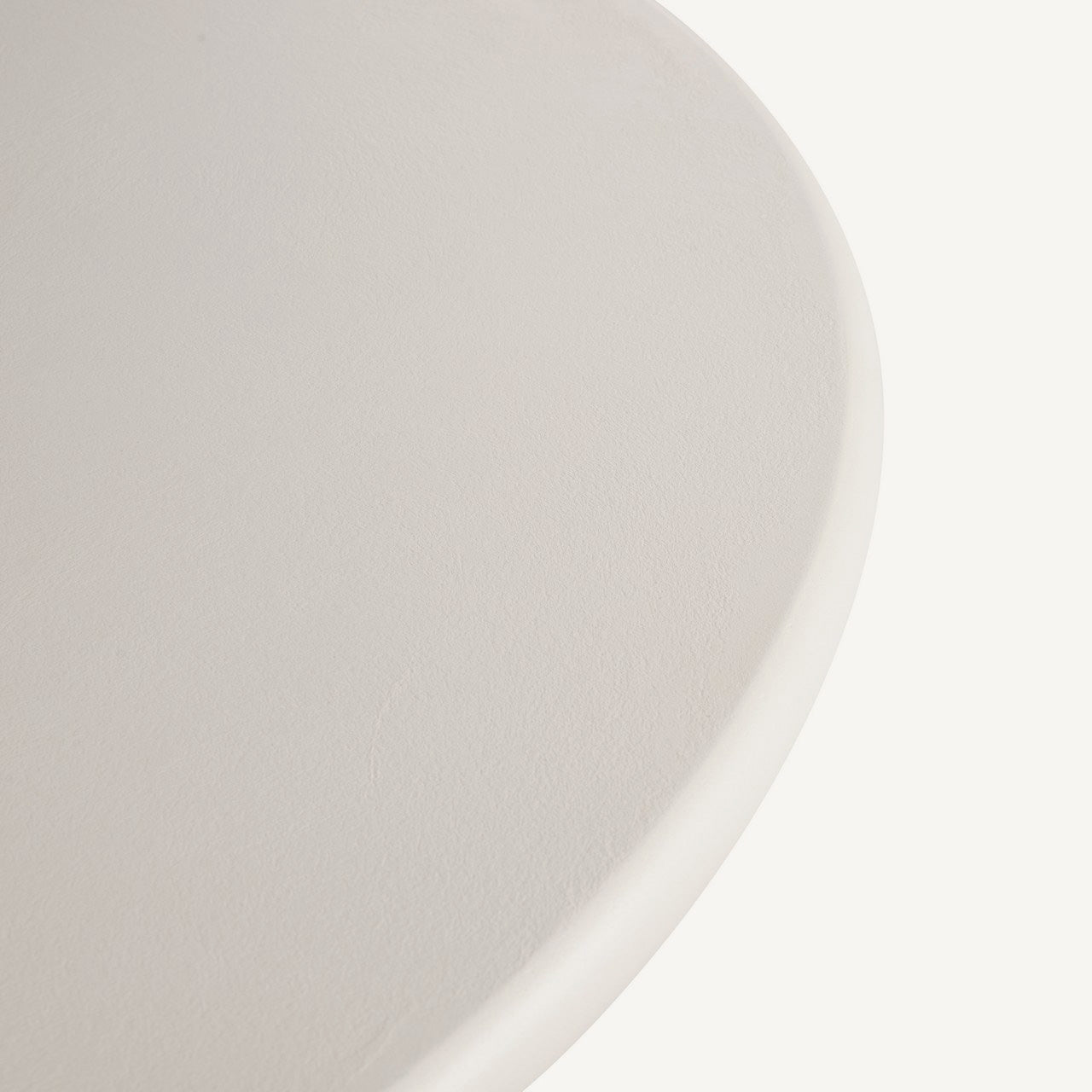 Mesa comedor Lirio en microcemento y madera prensada en color off white.