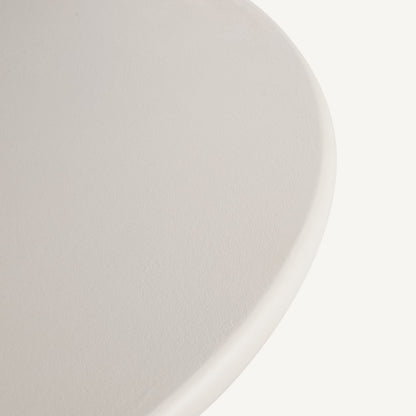Mesa comedor Lirio en microcemento y madera prensada en color off white.