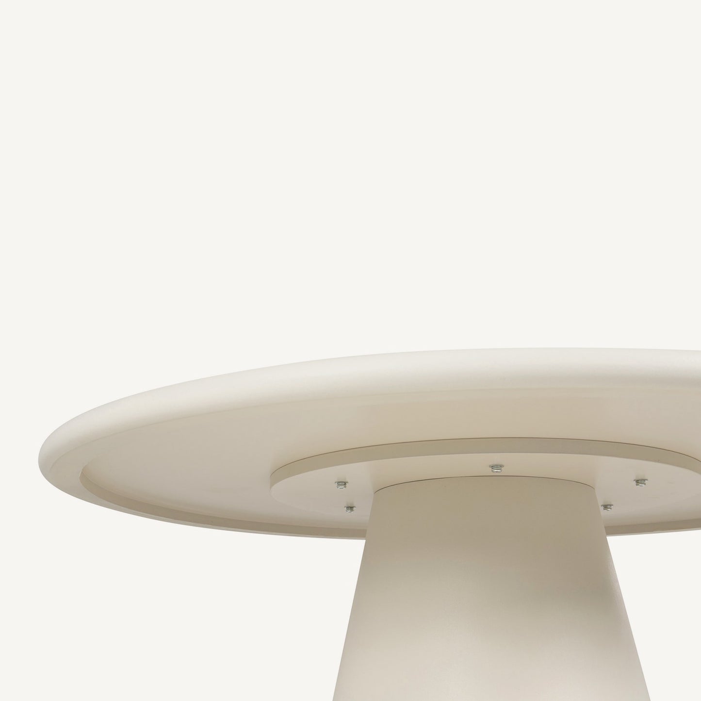 Mesa comedor Lirio en microcemento y madera prensada en color off white.
