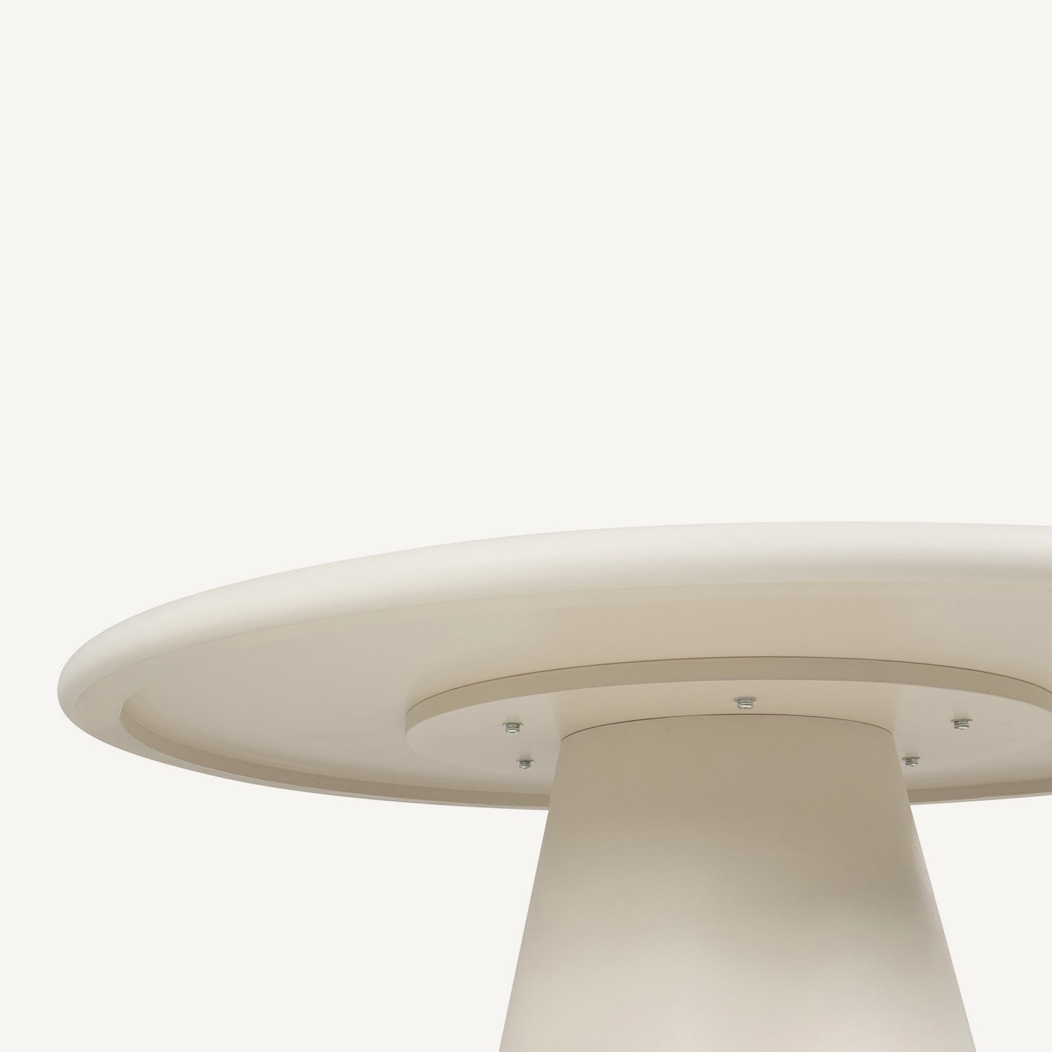 Mesa comedor Lirio en microcemento y madera prensada en color off white.