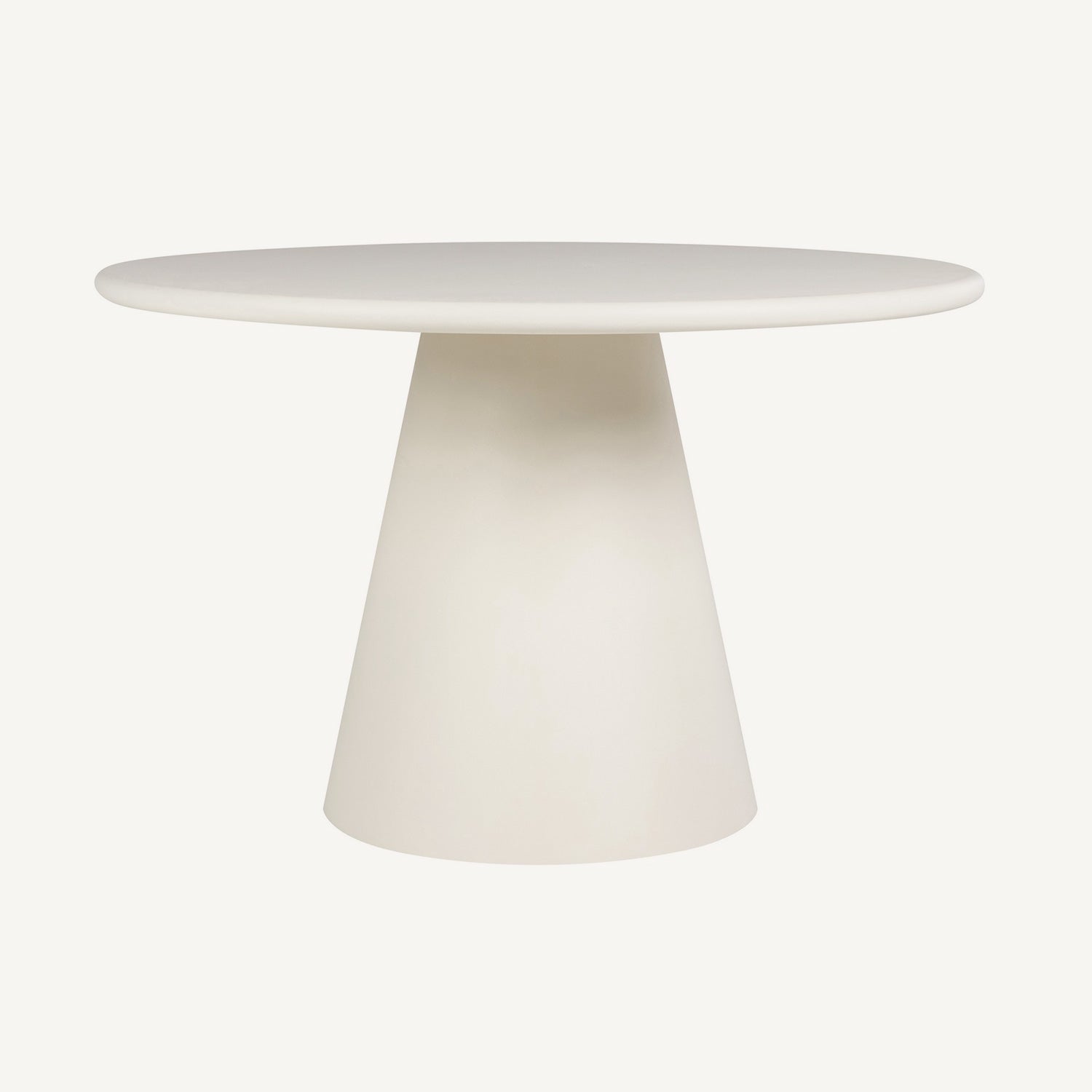 Mesa comedor Lirio en microcemento y madera prensada en color off white.