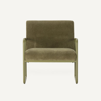 Sillón butaca tapizado de tela en color verde y estructura de metal.
