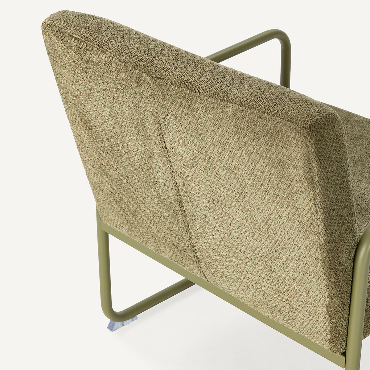 Sillón butaca tapizado de tela en color verde y estructura de metal.