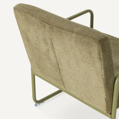 Sillón butaca tapizado de tela en color verde y estructura de metal.