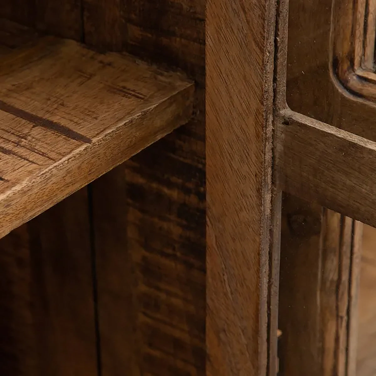 Aparador con cristal y madera