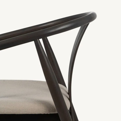 Silla contemporánea de roble negro y tela tipo lino para salón