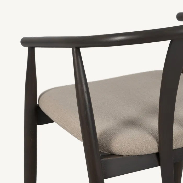 Silla contemporánea de roble negro y tela tipo lino para salón