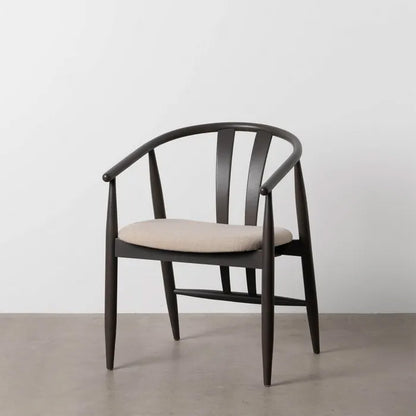 Silla Uru de roble negro con asiento de tejido lino para salón moderno