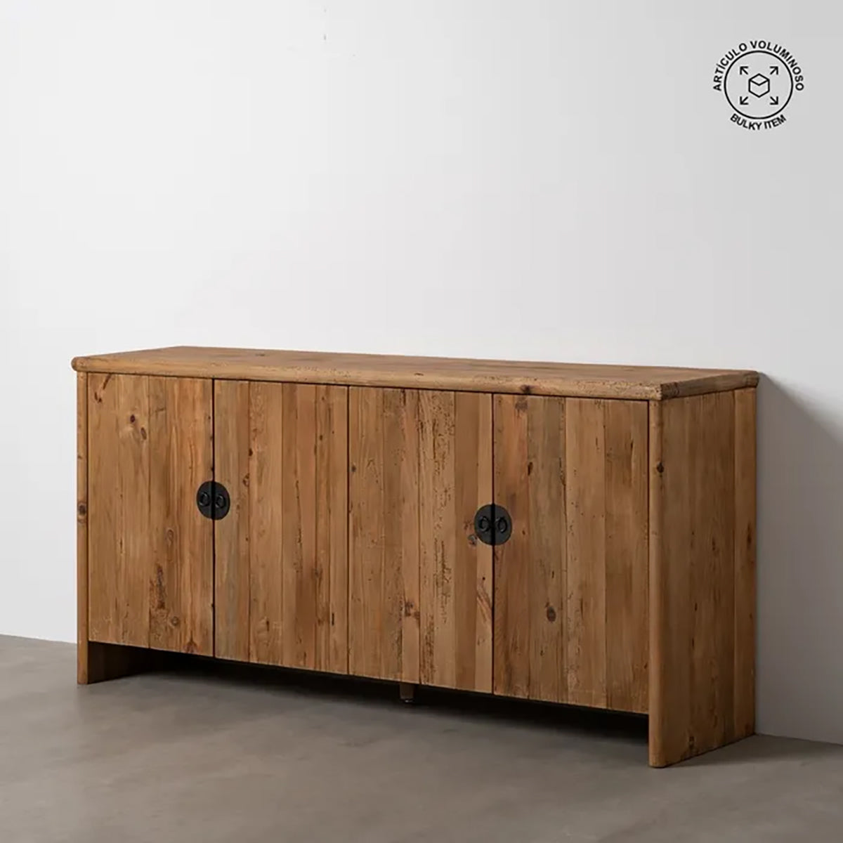 Aparador de pino reciclado con tiradores de hierro negro.