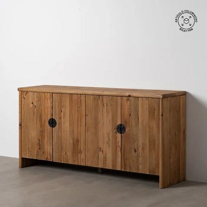 Aparador de pino reciclado con tiradores de hierro negro.