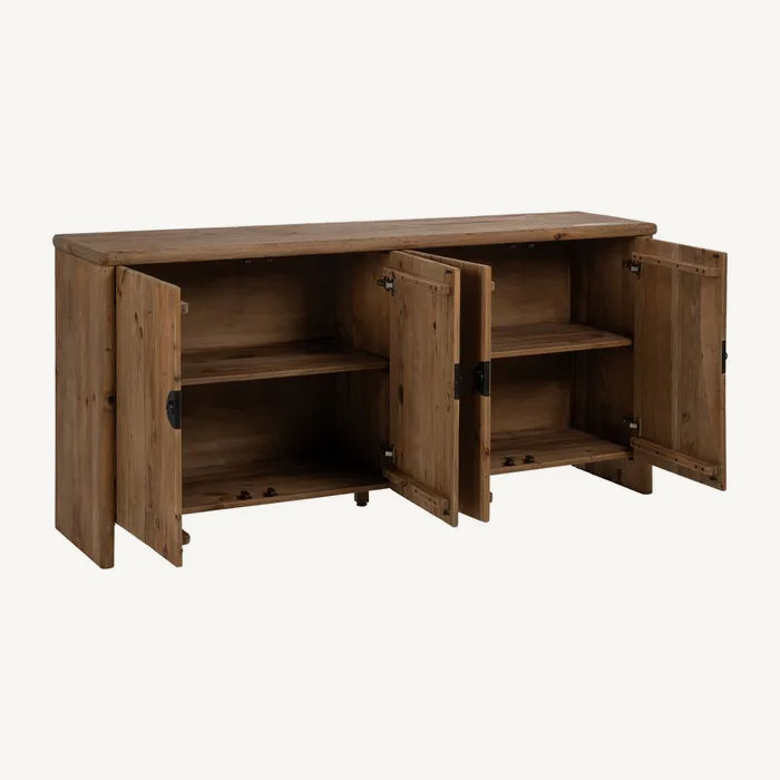 Aparador de pino reciclado con tiradores de hierro negro.