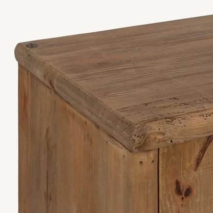 Aparador de pino reciclado con tiradores de hierro negro.