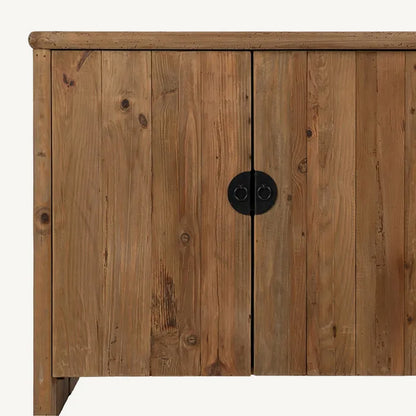 Aparador de pino reciclado con tiradores de hierro negro.