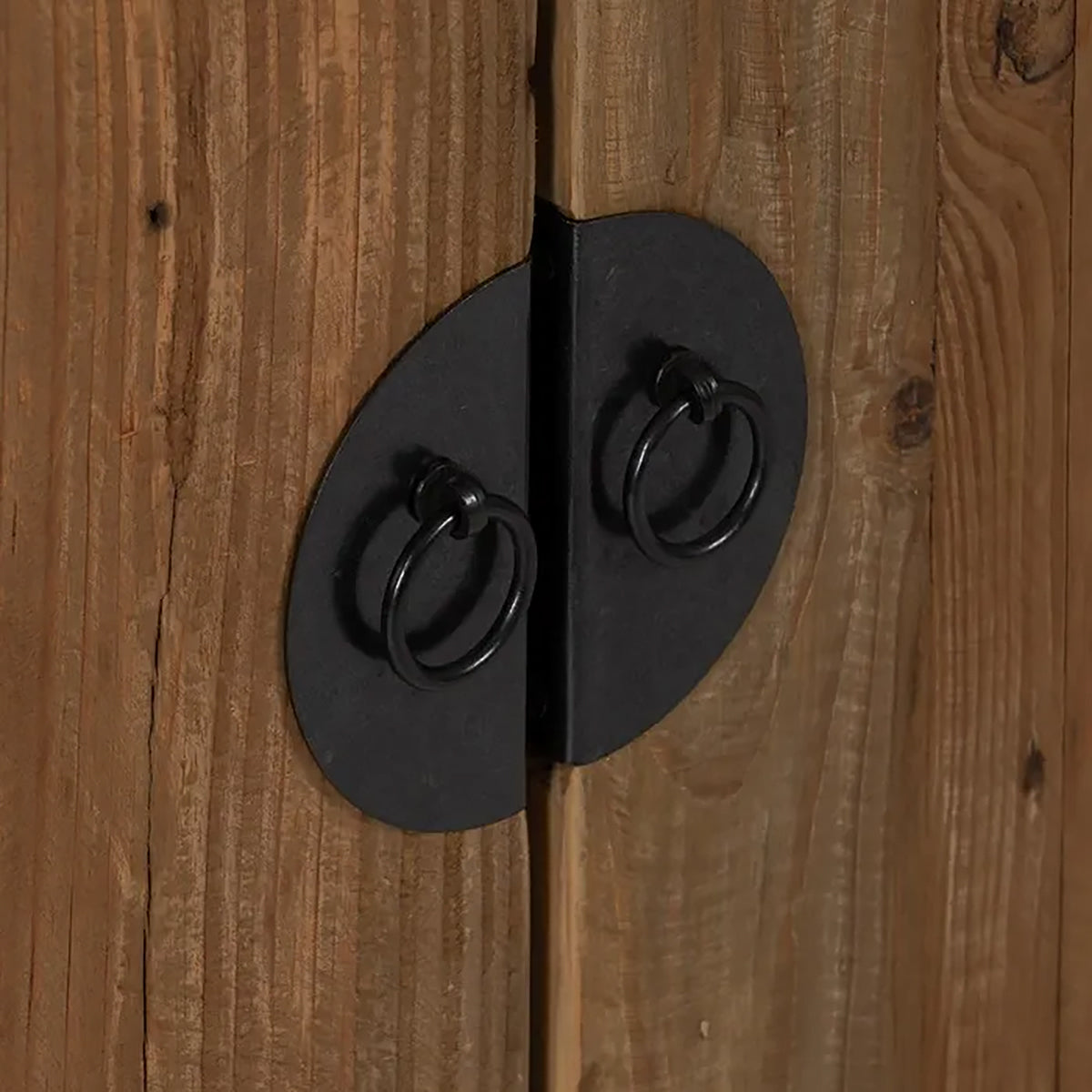 Aparador de pino reciclado con tiradores de hierro negro.