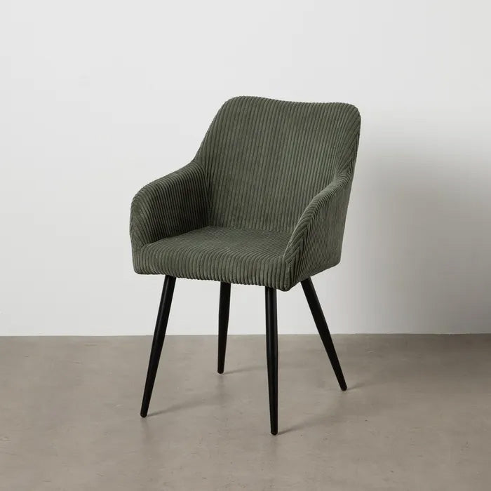 Silla Wai tapizada en verde con patas metálicas para uso profesional y residencial
