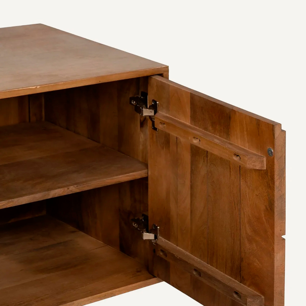 Aparador color miel fabricado en madera de mango.