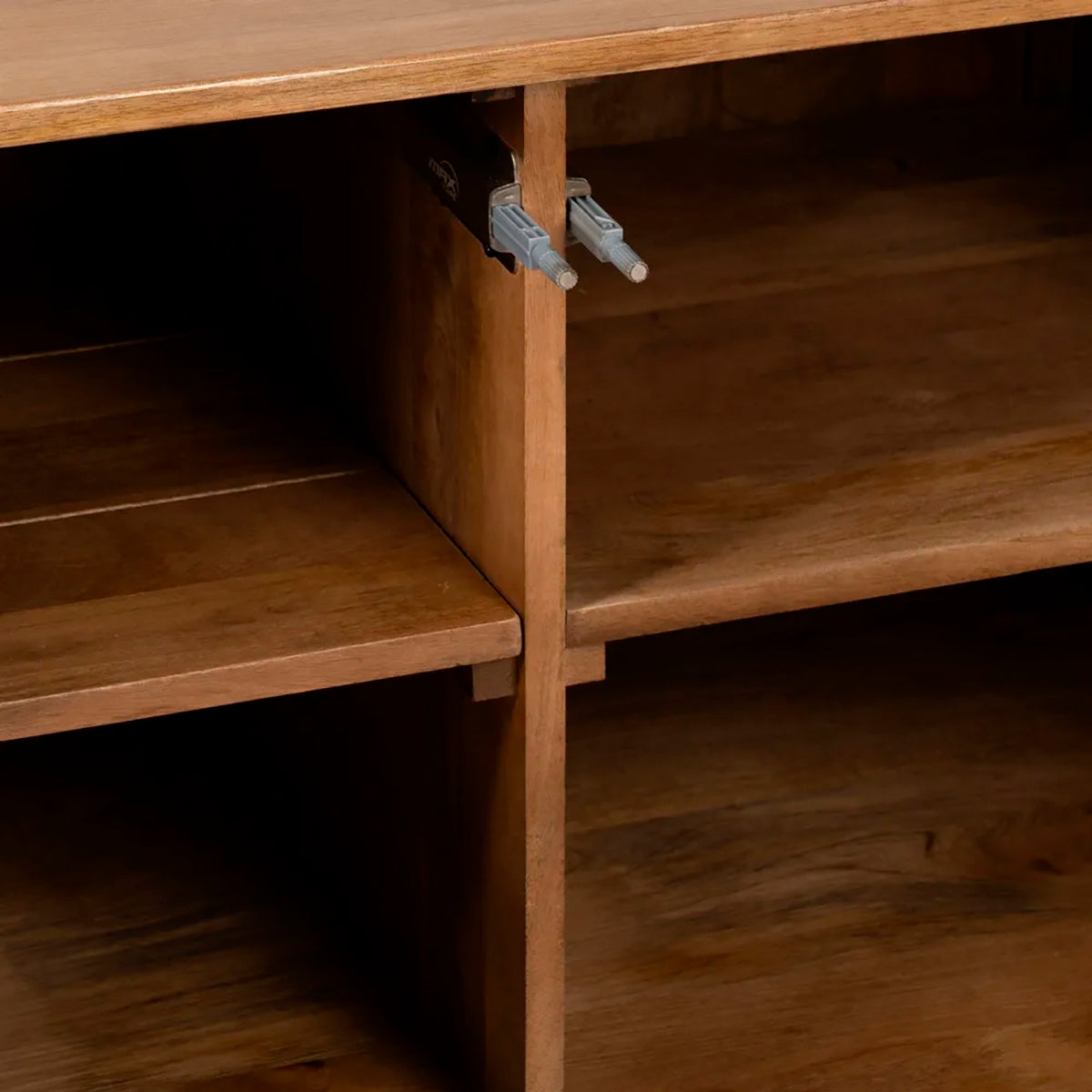 Aparador color miel fabricado en madera de mango.