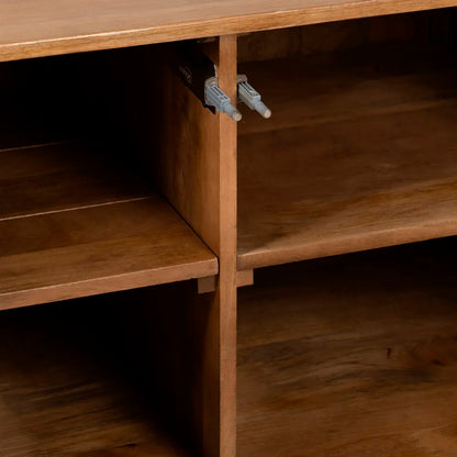 Aparador color miel fabricado en madera de mango.