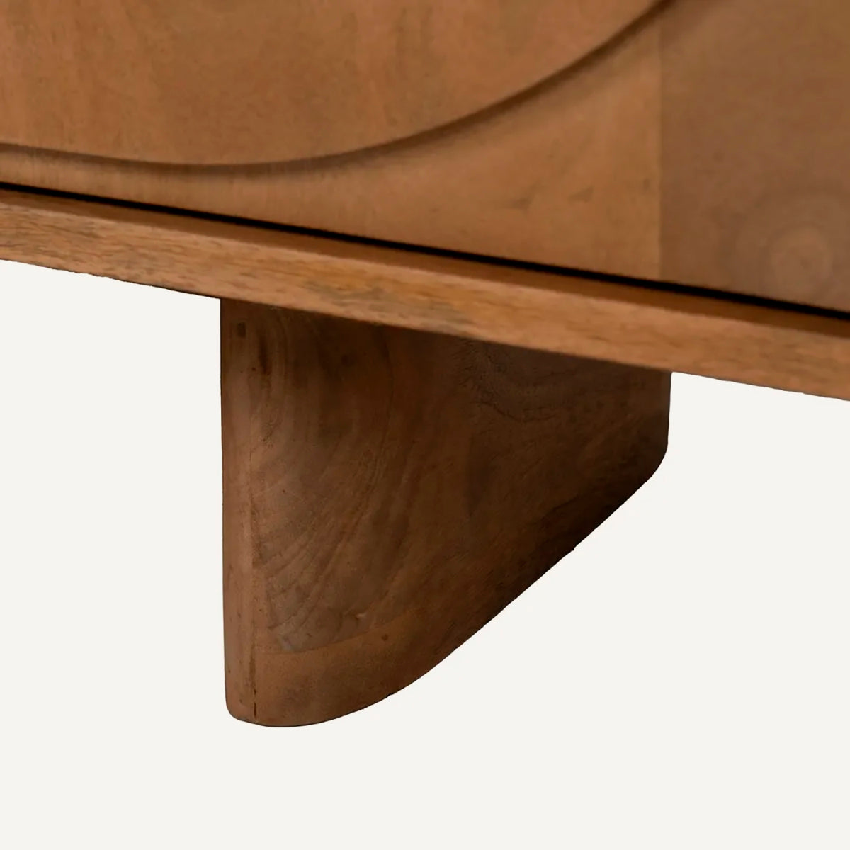 Aparador color miel fabricado en madera de mango.