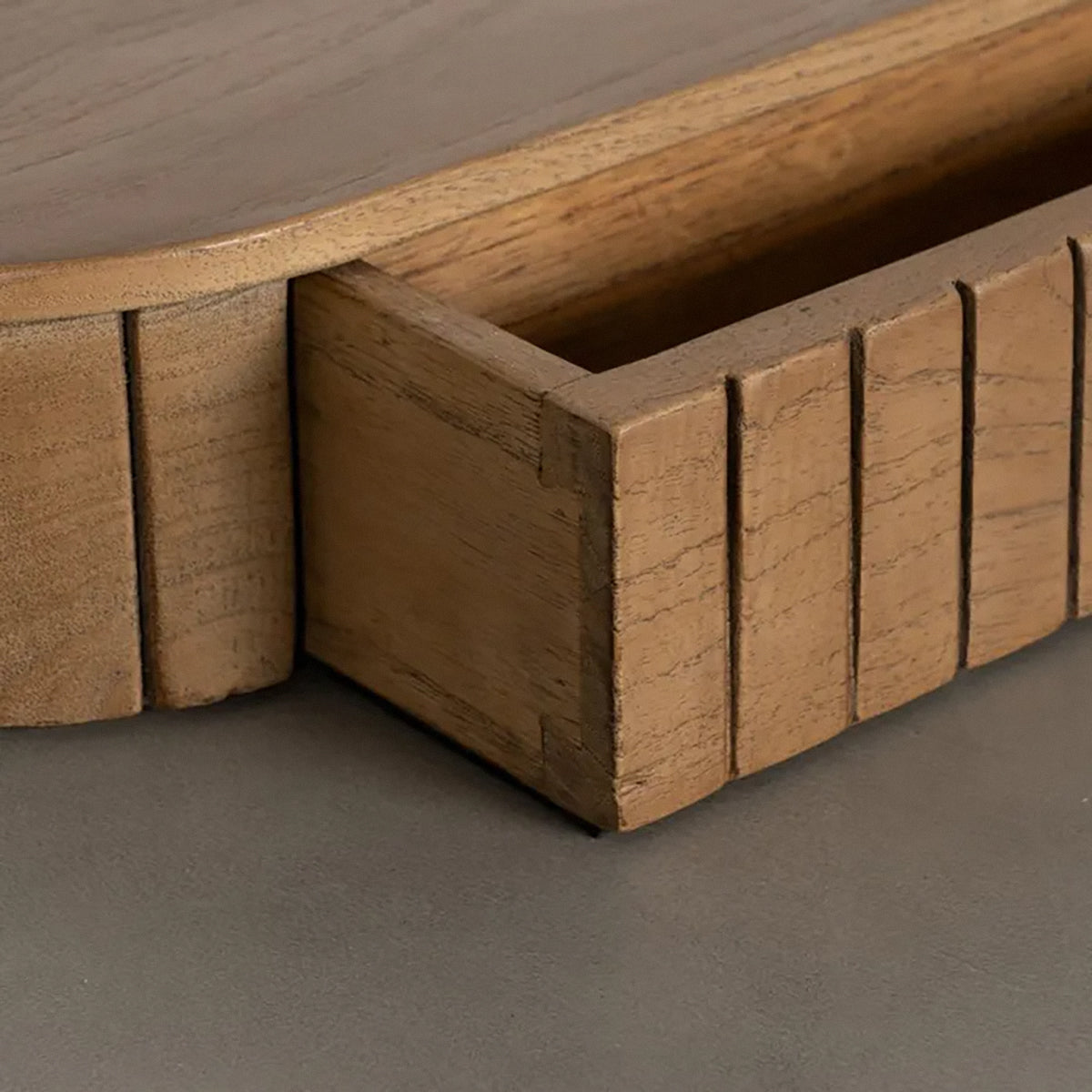 Mesa de escritorio en madera y microcemento