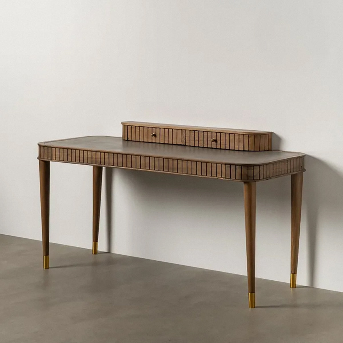 Mesa de escritorio en madera y microcemento