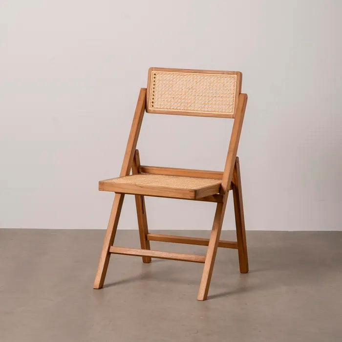 Silla color natural y beige, fabricada en madera de teca y ratán