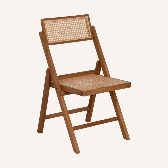 Silla color natural y beige, fabricada en madera de teca y ratán