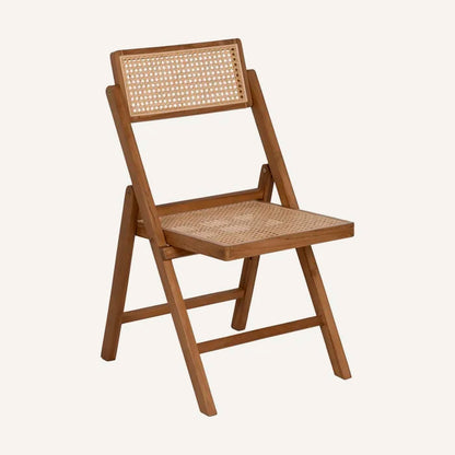 Silla color natural y beige, fabricada en madera de teca y ratán