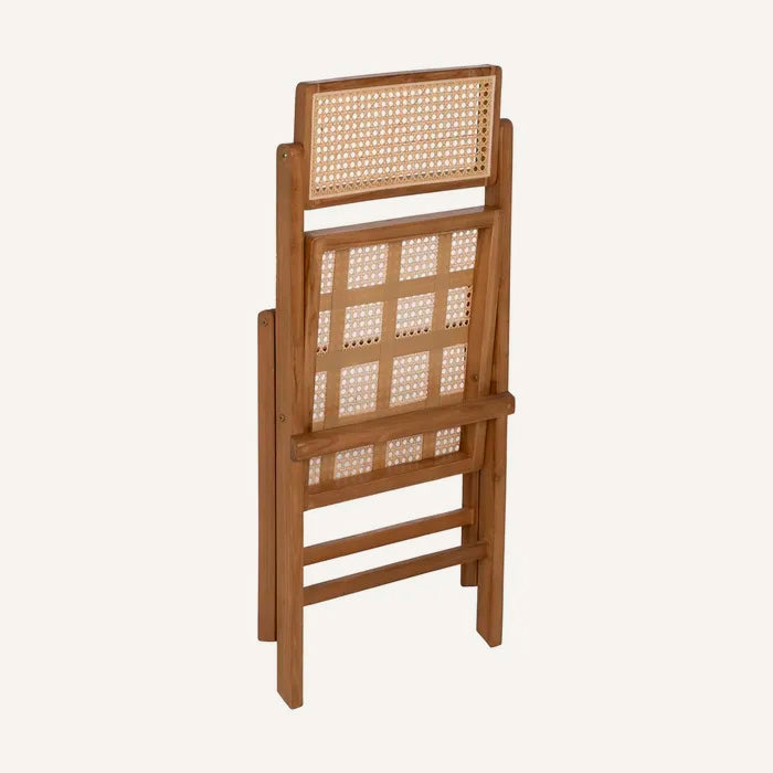 Silla color natural y beige, fabricada en madera de teca y ratán