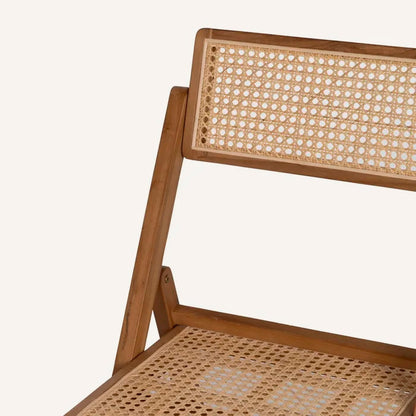 Silla color natural y beige, fabricada en madera de teca y ratán