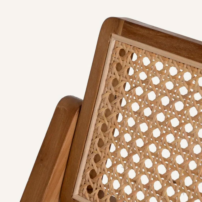 Silla color natural y beige, fabricada en madera de teca y ratán